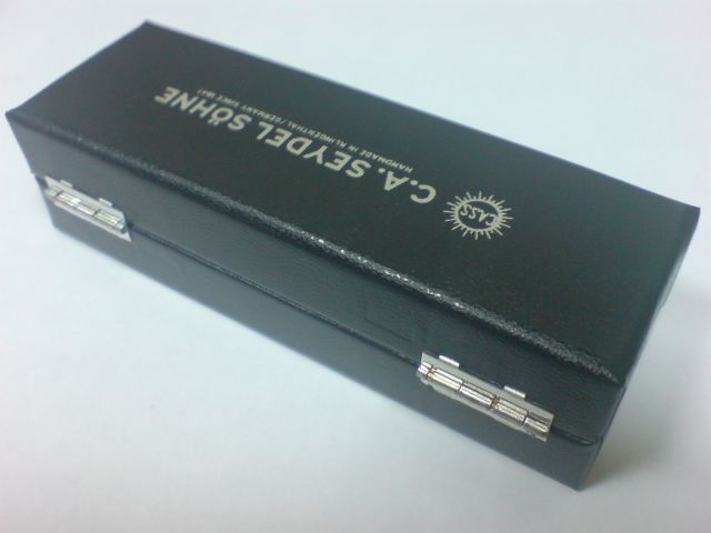 коробка картонная, но на петлях :)