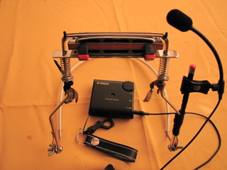 к боковой части скобы холдера приклеил металлическую стойку для микрофона и обтянул её кожей для лучшей фиксации клипсы