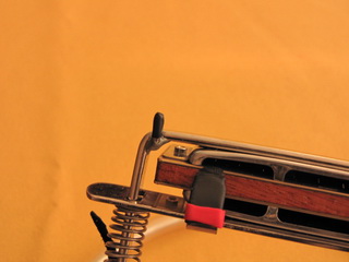 в углах верхней части скобы холдера(см. самую верхнюю точку) приклеил маленькие металлические &quot;рожки&quot; для контакта с сурдинкой