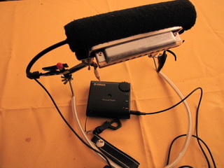 сурдина не мешает при игре,рабочая поверхность гармоники максимально доступна...