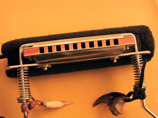 для проникновения в сурдину шумов путей очень мало...