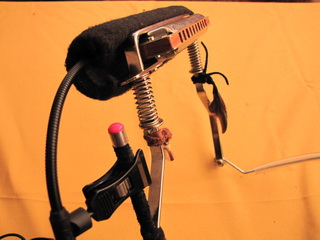 а пространство,охватываемое сурдиной,освободилось от выпирающей вперёд гармони