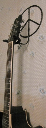 а на стене всё тот же пацифистский значок...(Чиж и ко)