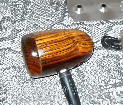 Можно использовать гитарный шнур, но можно выдернуть нечаянно