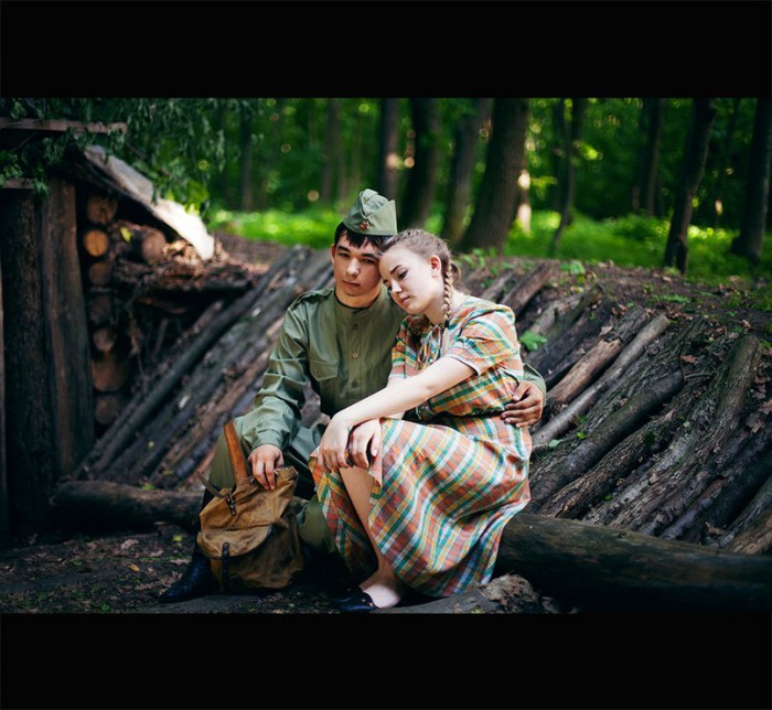 ДЕВУШКА ПРОВОЖАЛА БОЙЦА.jpg